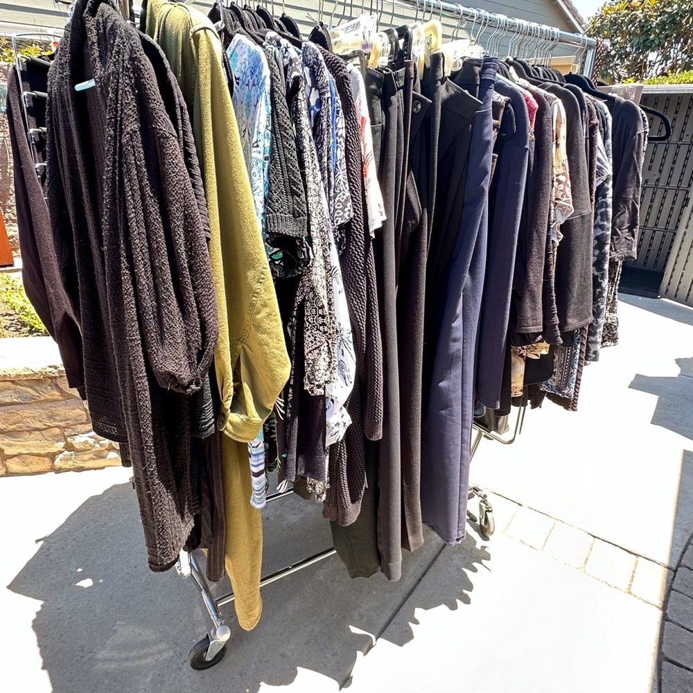 CLOSING CLOSET!! - Picture 3 of 4